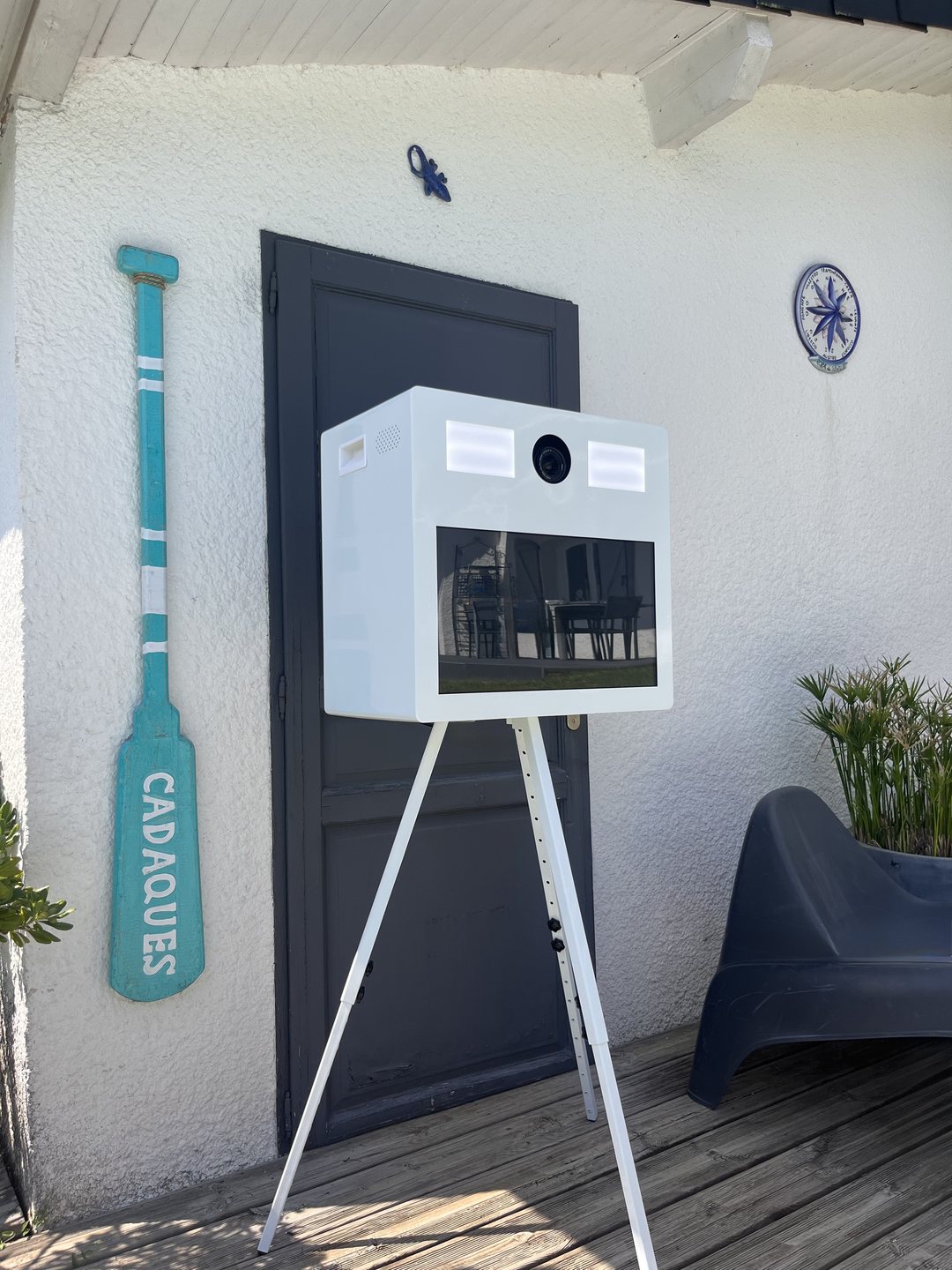 La borne photobooth installée sur une terrasse en bois