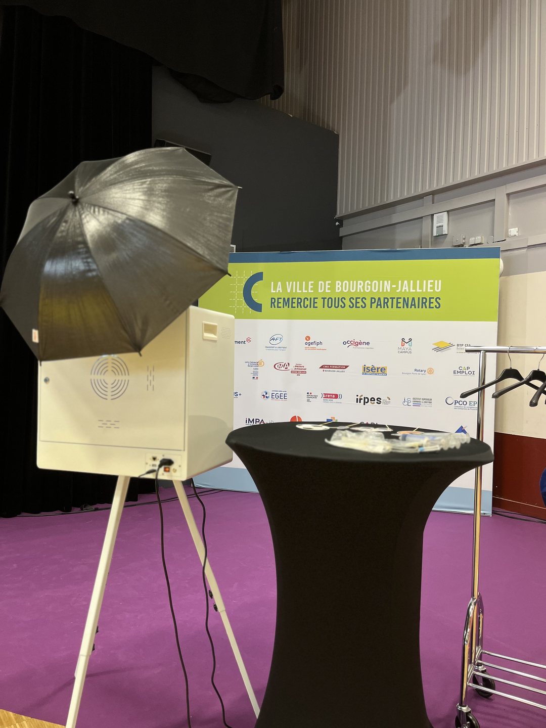 La borne photobooth en place dans une salle d'événement avec ses accessoires